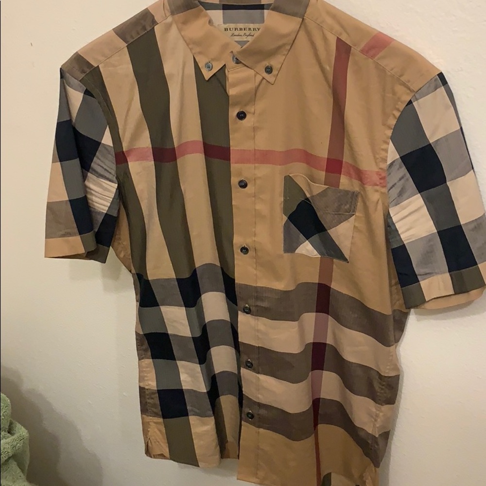 Burberry short sleeve color camel.